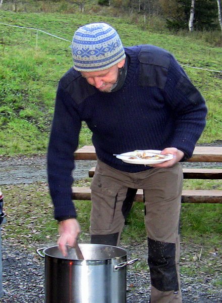 IMG_0848.JPG - Tor e frampå og forsyne sæ av fårikålkjelen