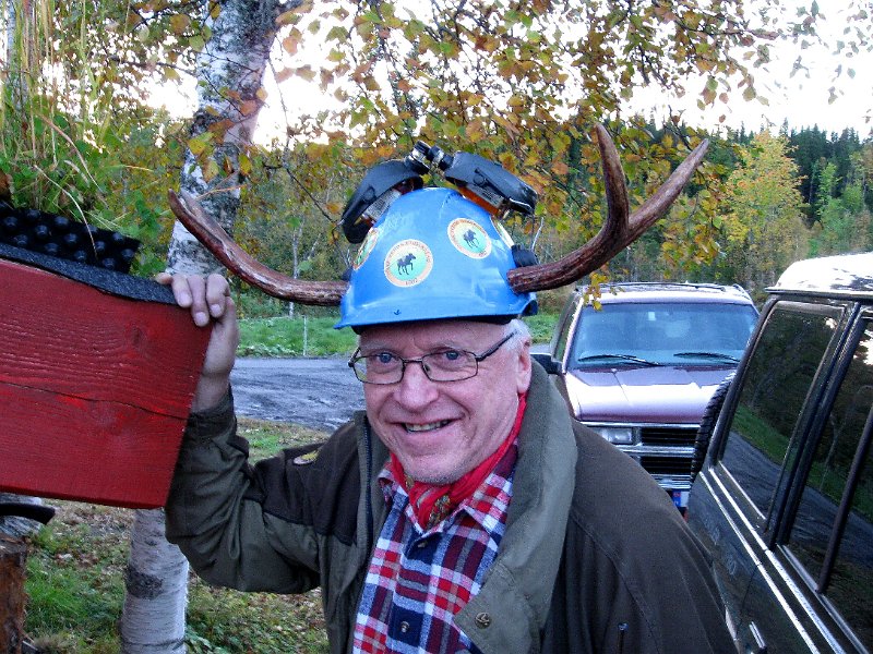 IMG_2884.JPG - Odd iført spesialhjelmr laget av Stein etter en hendelse som resulterte i "høl i hauvvet" ved møte med denne vindskia en måned tidligere.