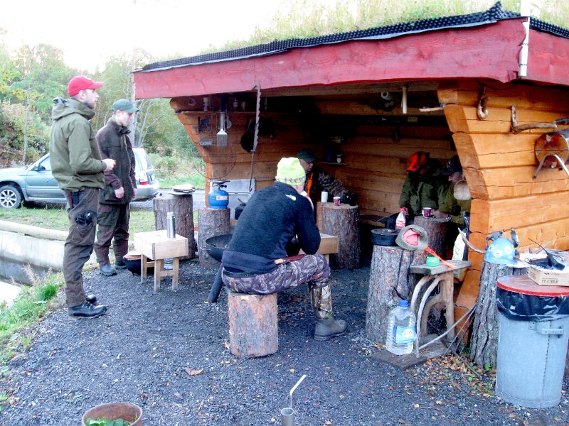 IMG_2885.JPG - Morgensamling ved gapahuken før jaktstart lødag 29. september