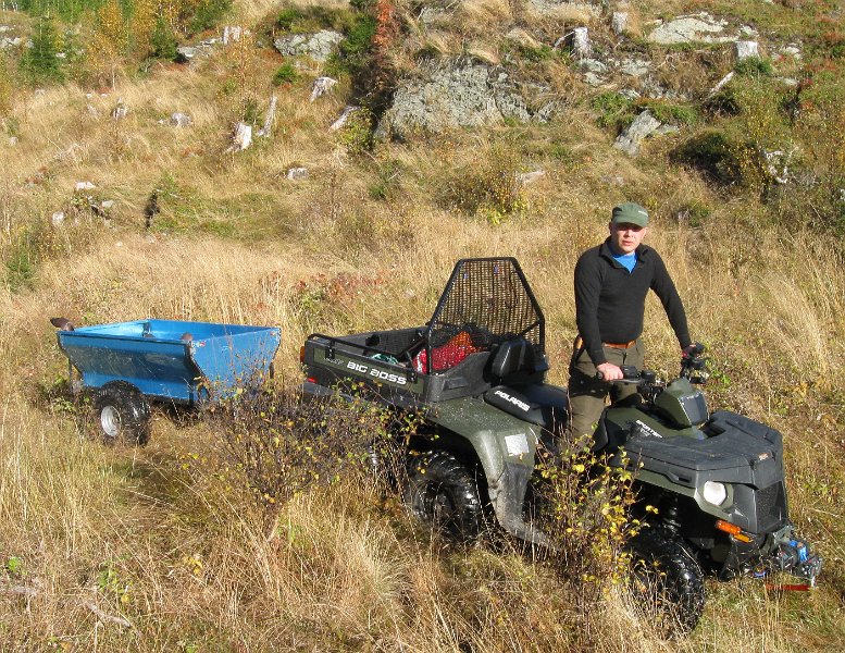 IMG_2890.JPG - Henrik henta sekshjulingen med tilhenge. Perfekt doning for frakt av elg.