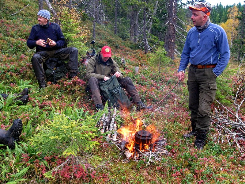 IMG_2915.JPG - Tor, Marius og Henrik ved kaffe- og flæskbålet