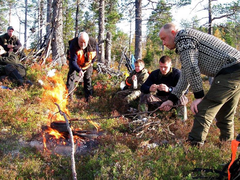 IMG_2933.JPG - Torsdag 4.oktober jakta vi marka på sørsida av Vennaelva. Kaffekok vart det på Kryssmyra
