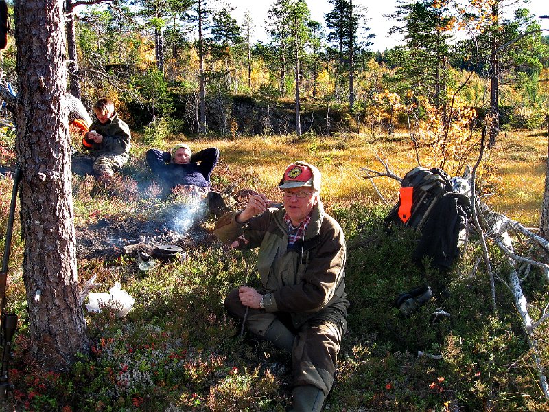 IMG_2937.JPG - Odd har emna på ei flæslsteiking