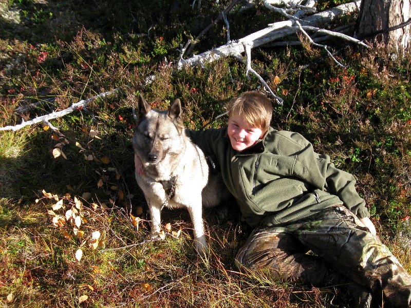 IMG_2938.JPG - Troja får litt kos av Snerre