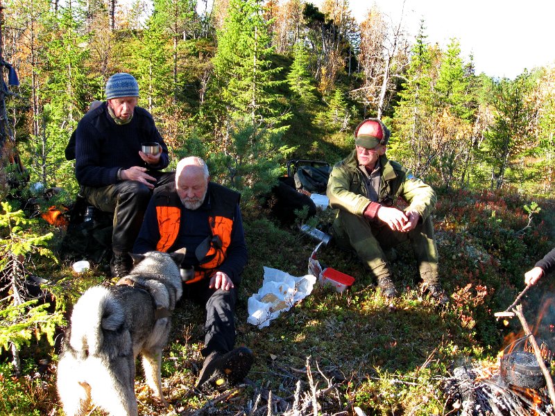 IMG_2948.JPG - Det vart kaffekoking ved oksefallet på Litlflåkkåmyra. Tor, Tyra, Trygve og Agnar Reinås, som også var med oss som gjestejeger denne dagen.