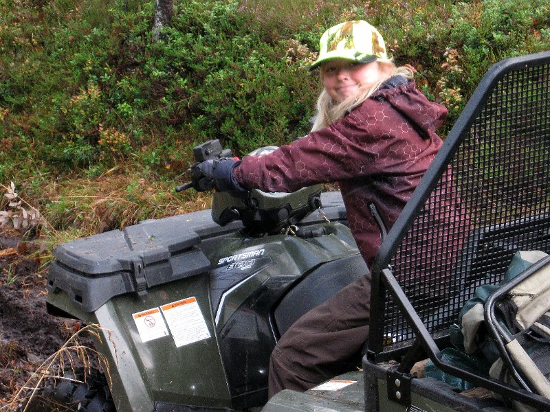 IMG_2998.JPG - Eline synes det er stas å få være med å hente elg
