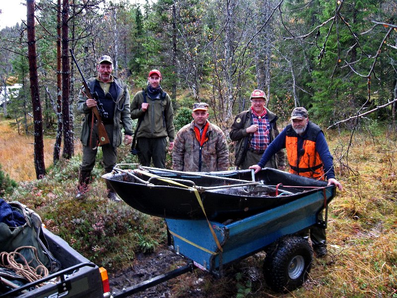 IMG_3000.JPG - Eline er også veldig flink til å fotografere Indre Venna Elgjaktlag. Skytter Stein, Marius, Henrik, Odd og hundekar Trygve