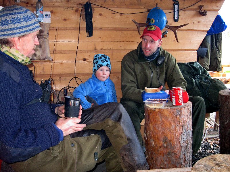 IMG_3003.JPG - Søndag 14. oktober jakta vi ved Snustad, og da fikk vi besøk av Aksel og Anne, som er nærmeste familie n hass Marius.