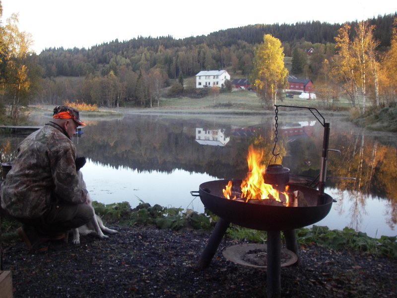 IMGP2157.JPG - Det e tidlig morgen første jaktdag. Henrik og Tyra ved gapahuken ved Snustaddammen