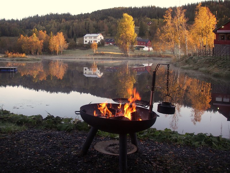 IMGP2160.JPG - Ner-Snustad speiler seg i blekkstille vatn på Snustaddammen.