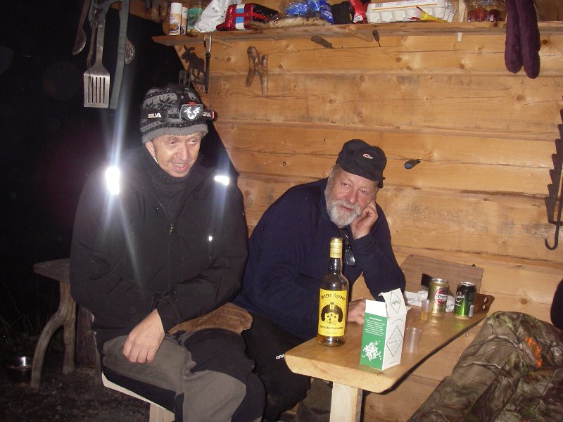 IMGP2183.JPG - Så va detFårikål-selskap i gapahuken. Tor og Trygve