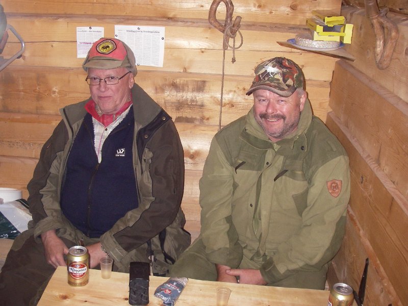 IMGP2186.JPG - Odd og Frode såg ut te å trives i lag med fårikål og øl.