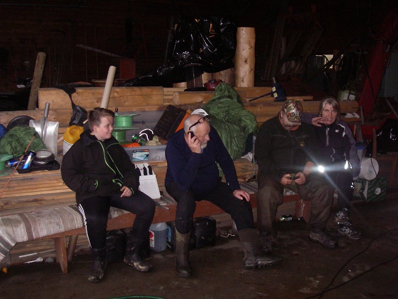 IMGP2201.JPG - I vognbua i Ner-Snustad etter endt slakting. F.v: Sverre, Trygve, Frode og Jorun.