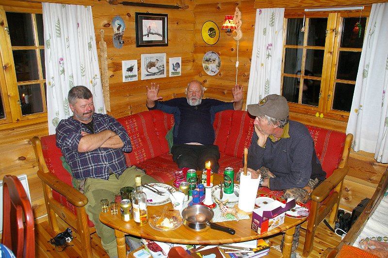 IMGP7509.JPG - Trygve forteller jaktskrøner. Frode og Stein trur på omtreint hælvparten.