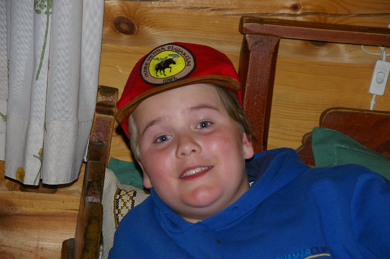 IMGP7515.JPG - Sverre Johansen er jaktlagets kombinerte hundefører- og postjerger-assistent, - og selfølgelig maskot.