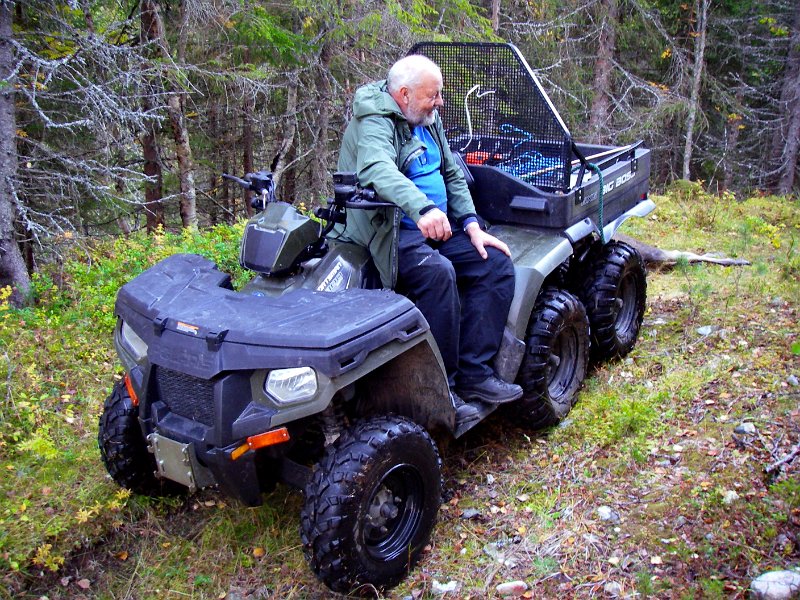 Imgp2300.jpg - Utfraktingsmester Trygve med sekshjuling ATV
