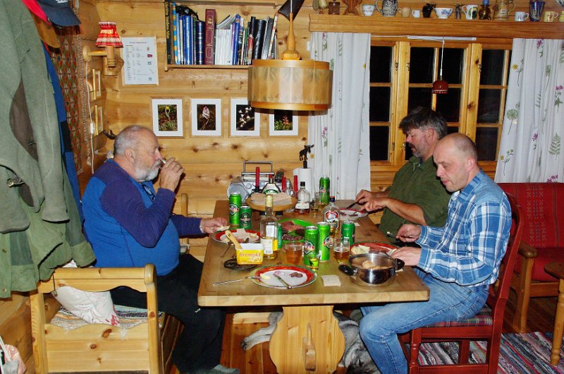 Imgp8877.jpg - Det vart spikkjimatkveild på Elgbakken i år. Trygve, Frode og Henrik