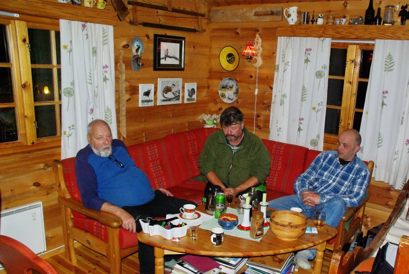 Imgp8879.jpg - Trygve, Frode og Henrik har gitt sæ  kast med nåkkåslags drekkvara.