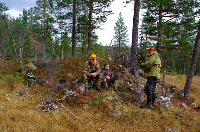 Imgp8922.jpg - Svartkjel'n heng over bålet i Griskollmyra