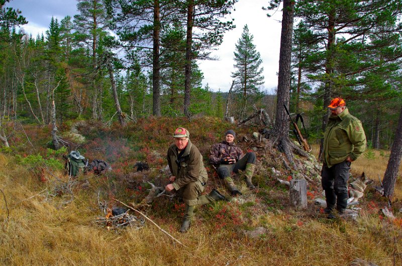 Imgp8925.jpg - Steikaflæsk høre med te kostholdet når det e elgjakt.  Odd, Bjørn, Frode og Troja