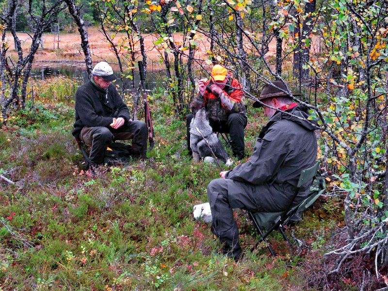 Img_1431.jpg - Tor Viken, Jostein Rognås og Arve Rian tar litt mat og kaffe ved Lomtjønna                               