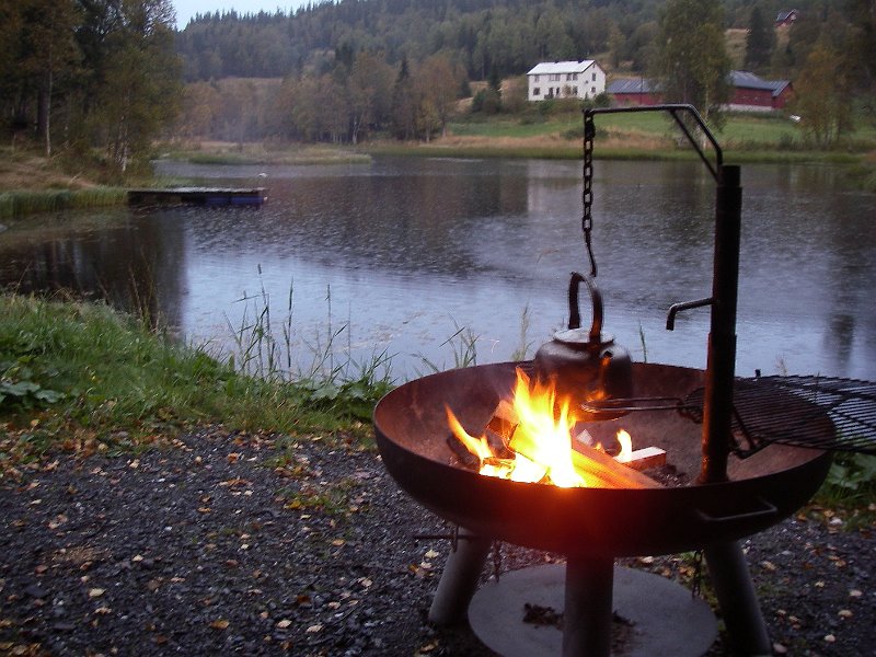 Imgp2494.jpg - Svartkjel'n heng over varmen i gapahuken ved Snustaddammen kl. 07.30 fredag 25. september 2015