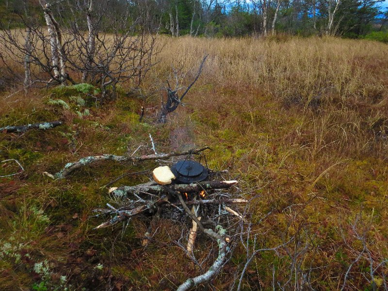 Img_1685.jpg - Kaffekok med svartkjel og skjærping av kaksiv med kvitost på post nordøst på Vennafjellet